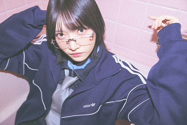 257. 間宮まに wearing UNIQLO & adidas originals tracktops