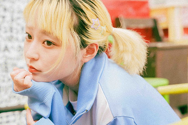 274. エアコンぶんぶんお姉さん wearing MIZUNO tracktop