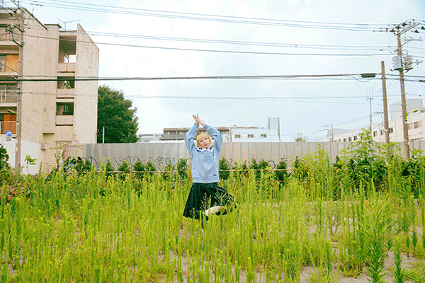 275. エアコンぶんぶんお姉さん wearing MIZUNO tracktop